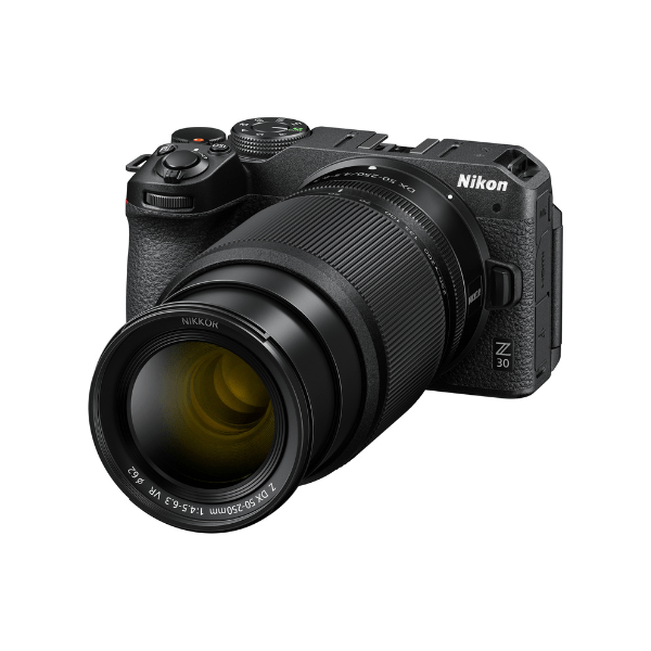 Nikon Z 30 mit Objektiv Z DX 16-50mm 3.5-6.3 VR und Z DX 50-250mm 4.5-6.3 VR